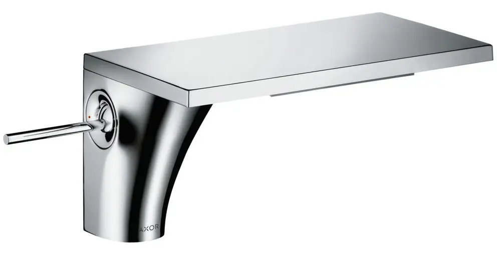 Ein AXOR-Waschtischmischer mit breiter, flacher Auslaufplatte und seitlichem Hebel zur Regulierung des Wasserflusses, in einem modernen Design.